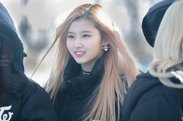 같은 장소 1년전 트와이스 사나와 1년후 사나 | 인스티즈