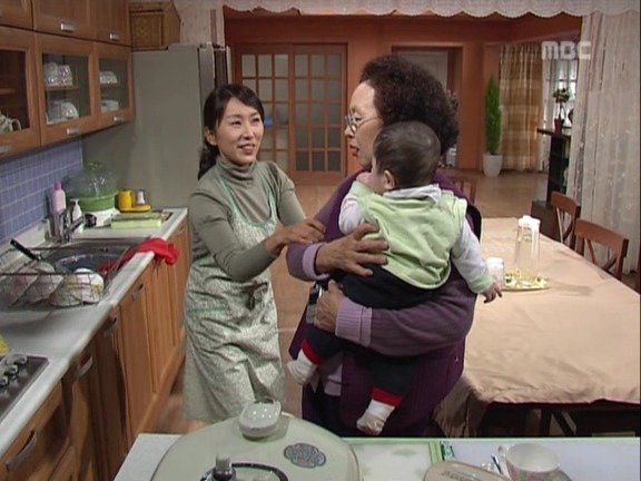 [거침없이하이킥] 가사도우미한테 미안해서 일을 못시키는 문희ㅠㅠ.jpg | 인스티즈