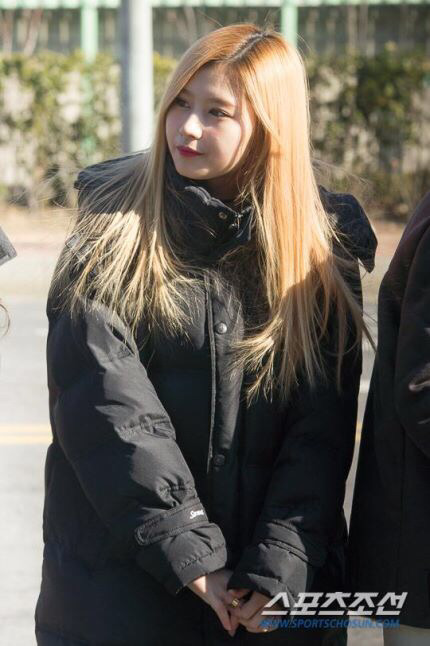 같은 장소 1년전 트와이스 사나와 1년후 사나 | 인스티즈