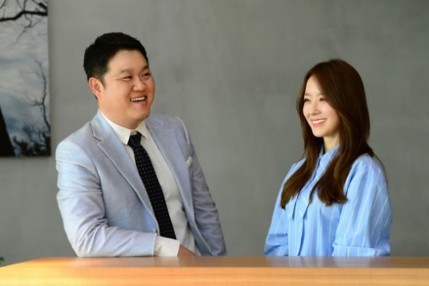 여자가 남자한테 관심있을 때 하는 행동.gif | 인스티즈