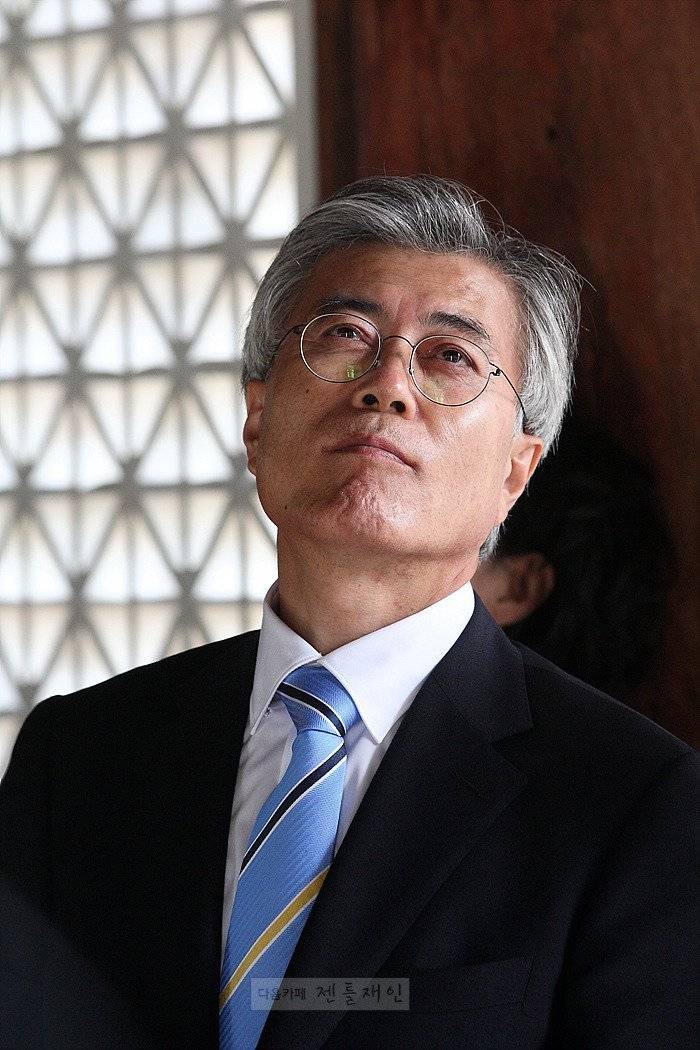 나이 들면서 얼굴의 느낌이 바뀌는듯한 문재인.jpg | 인스티즈