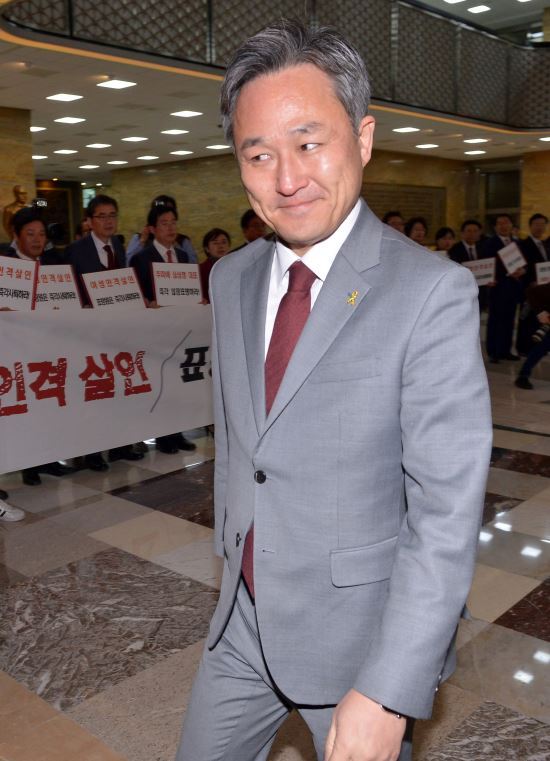 SNS에서 난리난 표창원의 미소와 이재정의 돌직구 | 인스티즈