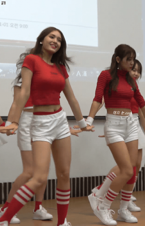 빨간 옷의 전소미.gif | 인스티즈