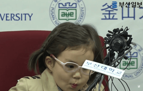 전세계에서 핫한 스타 BBC 방송사고 가족 공식 기자회견 짤.GIF | 인스티즈