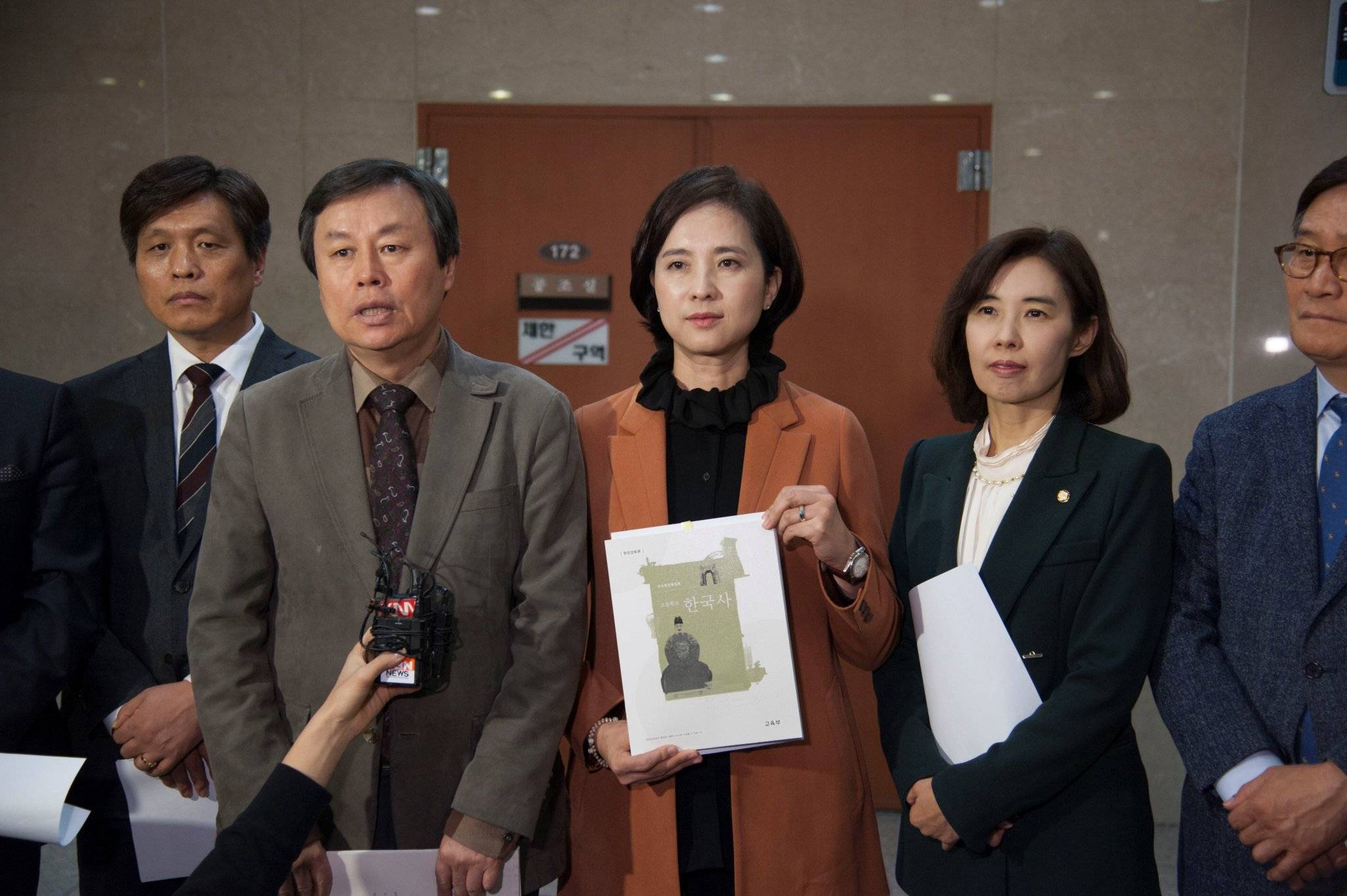 남자 정치인들 사이에 있어도 포ㅡ스로 다 발라버리는 유은혜의원 | 인스티즈