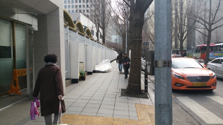 지금 이시각, 행정자치부앞에서 출산지도를 비판하는 1인시위를 하고있습니다(feat. 아기자판기) | 인스티즈