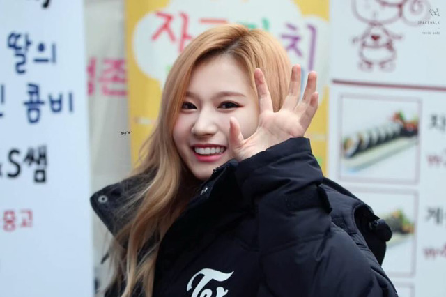 같은 장소 1년전 트와이스 사나와 1년후 사나 | 인스티즈