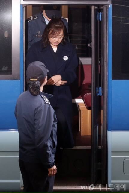 설날 푹 쉬고 특검에 출근한 조윤선 | 인스티즈