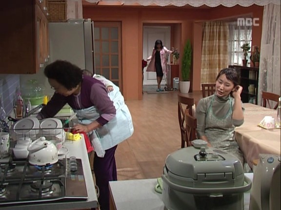 [거침없이하이킥] 가사도우미한테 미안해서 일을 못시키는 문희ㅠㅠ.jpg | 인스티즈