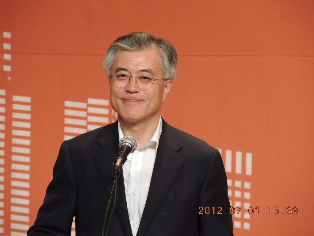 나이 들면서 얼굴의 느낌이 바뀌는듯한 문재인.jpg | 인스티즈