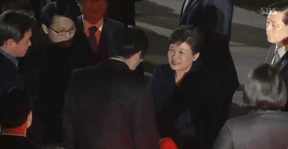 쳐웃고있는 박근혜.gif | 인스티즈