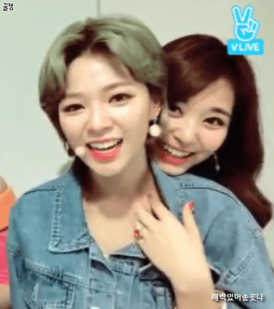 정연이 쇄골 만지는 쯔위.gif | 인스티즈