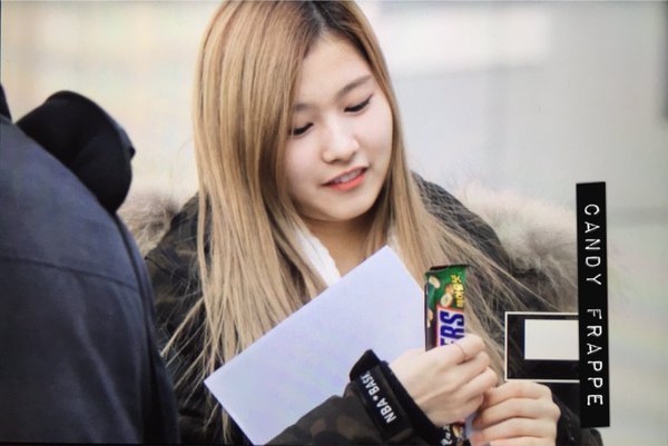 트와이스 사나가 먹고싶은거 마음껏 먹으면.....gif | 인스티즈