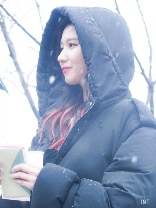 같은 장소 1년전 트와이스 사나와 1년후 사나 | 인스티즈