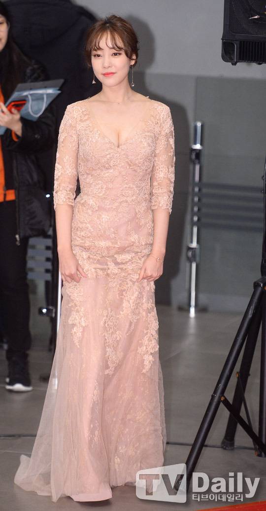 오늘자 고우리 드레스 몸매ㄷㄷㄷ | 인스티즈