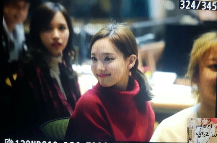 [트와이스] 빨간 목폴라를 입은 나연이 | 인스티즈