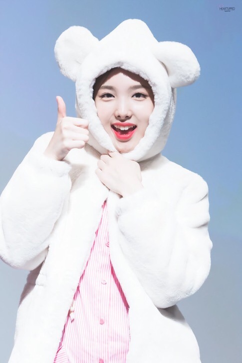 [트와이스] 팬들에게 눈 던지는 나연이 | 인스티즈