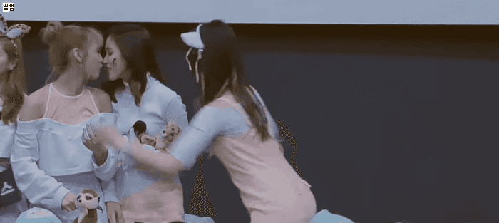 장난기가 넘치는 사나.gif | 인스티즈