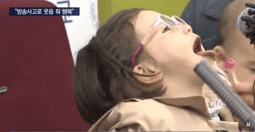 전세계에서 핫한 스타 BBC 방송사고 가족 공식 기자회견 짤.GIF | 인스티즈