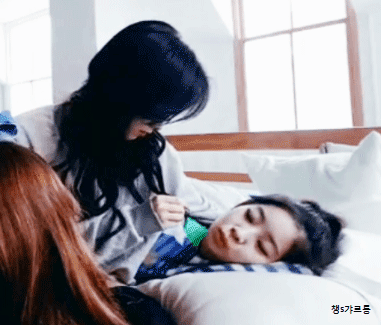 장난기가 넘치는 사나.gif | 인스티즈