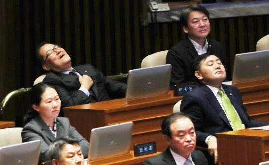 탄핵 가결 직후 박지원 | 인스티즈