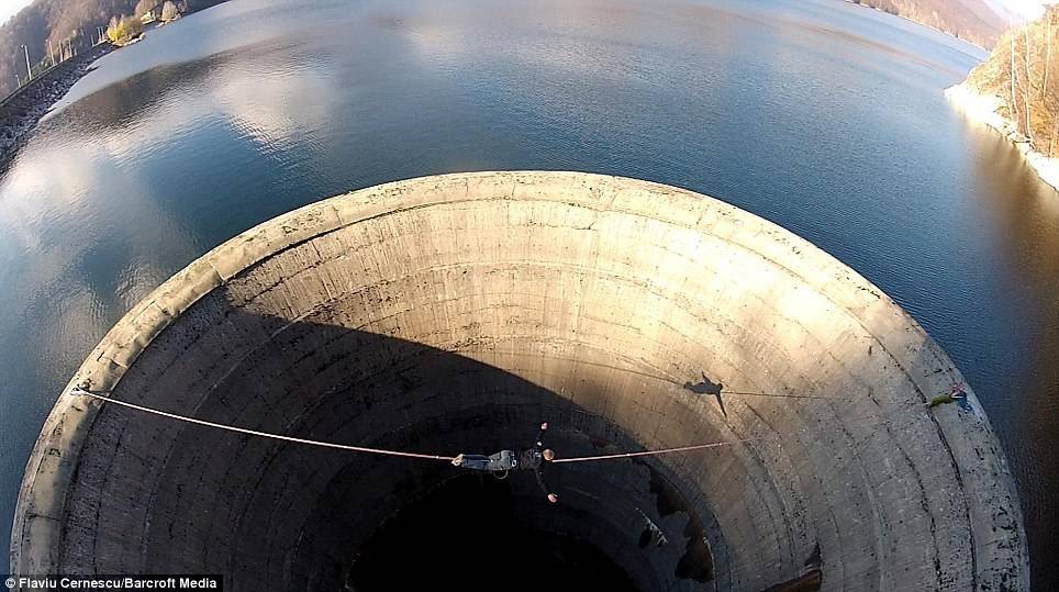 댐에 있는 수위 조절 구멍 사진 모음.jpg (오금주의) | 인스티즈