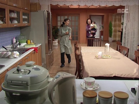 [거침없이하이킥] 가사도우미한테 미안해서 일을 못시키는 문희ㅠㅠ.jpg | 인스티즈