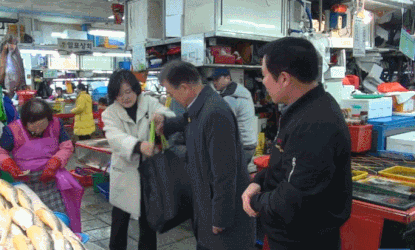 장바구니 셔틀 문대통령.gif | 인스티즈