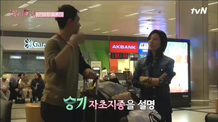 [꽃보다누나] 센스있게 이승기 배려해주고 기 살려주는 김희애 | 인스티즈