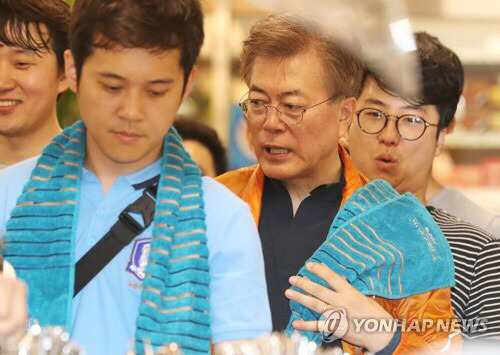 [문재인] 대통령 당선 후 첫 주말, 등산 후 기자들과 식사하는 문재인 대통령 | 인스티즈