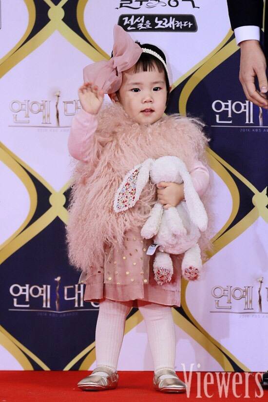 [슈퍼맨이돌아왔다] 유진 어린시절이랑 똑닮은 로희 | 인스티즈