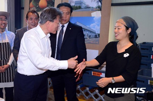 [문재인대통령] 대통령님과 함께 제주감귤 구분해보기.jpg | 인스티즈