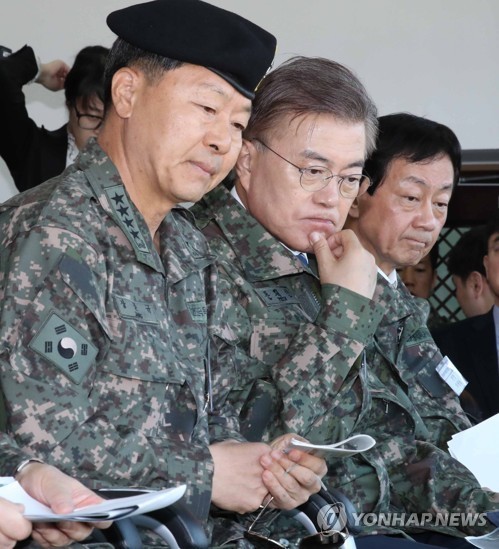 화력격멸훈련 참관하는 문재인 | 인스티즈