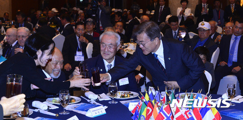 오늘자 6·25전쟁 67주년 참전유공자 위로연에 참석한 문재인 대통령 부부.jpg | 인스티즈