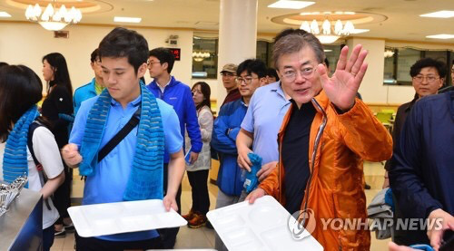 [문재인] 대통령 당선 후 첫 주말, 등산 후 기자들과 식사하는 문재인 대통령 | 인스티즈