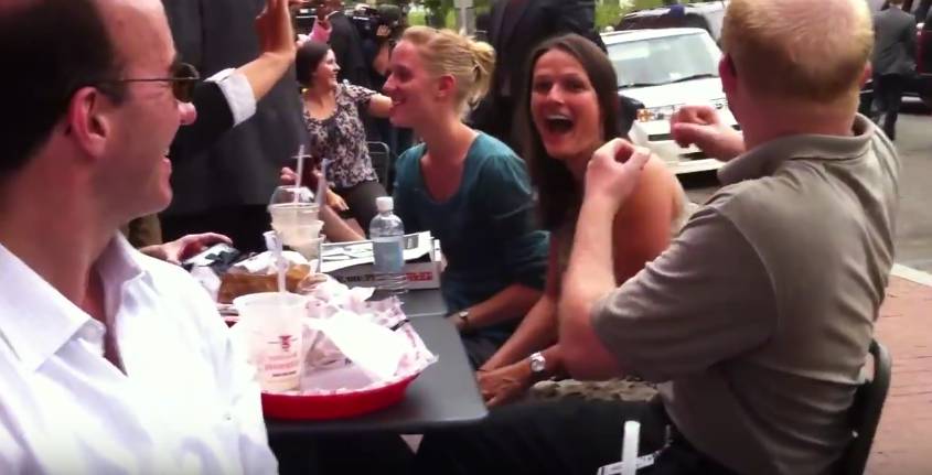 백악관 직원들에게 햄버거 쏘는 오바마 대통령 | 인스티즈