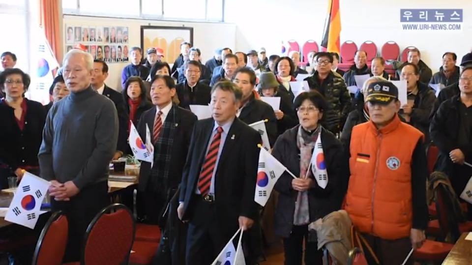 문재인 대통령과 울면서 악수했던 독일교포 회장.. 박근혜 탄핵무효 태극기집회 참석.JPG | 인스티즈