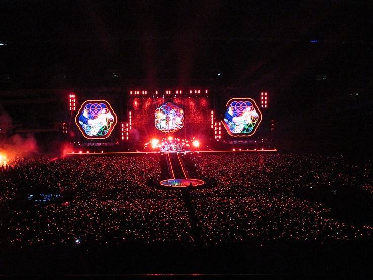 일반적인 콘서트가 아닌 다른 우주에 와 있는듯한 느낌을 주는 콘서트 | 인스티즈