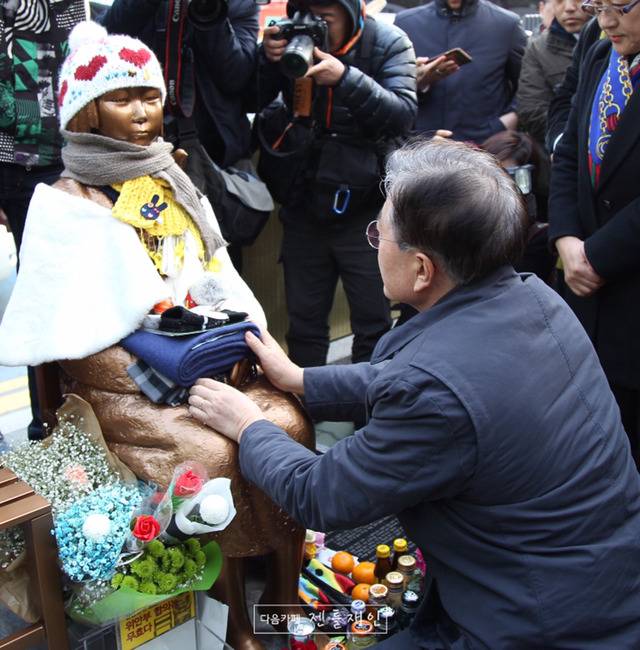 부산 소녀상을 찾은 문재인 대표님 2017.01.20 | 인스티즈