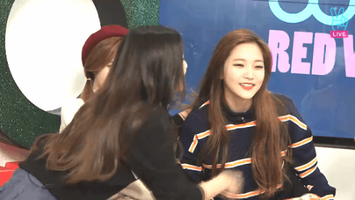 언니들한테 사랑받는 예리.gif | 인스티즈