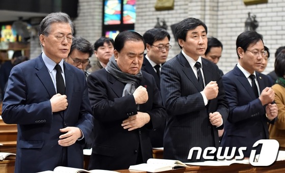 문재인 대통령 미사드리는 모습.jpg | 인스티즈