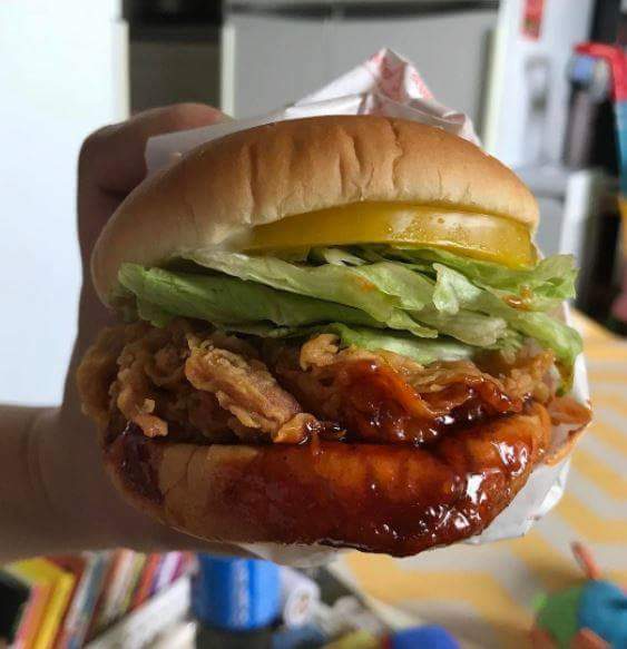 매운 거 잘 먹는 사람 취향저격한 맘스터치 신상 '불싸이버거' | 인스티즈