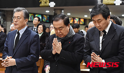 문재인 대통령 미사드리는 모습.jpg | 인스티즈