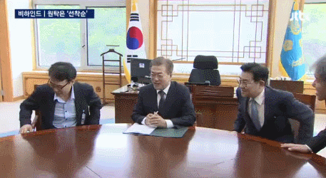 대통령 옆자리가 불편한 장하성.gif | 인스티즈