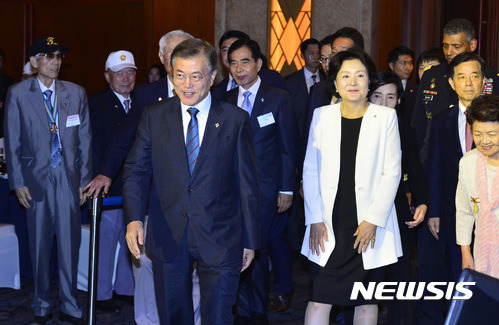 오늘자 6·25전쟁 67주년 참전유공자 위로연에 참석한 문재인 대통령 부부.jpg | 인스티즈