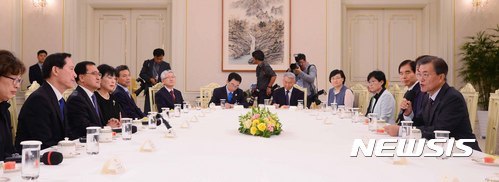 문재인 대통령 송영무 국방부 장관에게 임명장 수여.jpg | 인스티즈