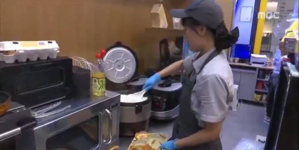 급기야 즉석에서 요리까지 해주는 편의점 도시락의 진화.jpg | 인스티즈