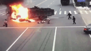 대륙의 오토바이 사고.gif | 인스티즈