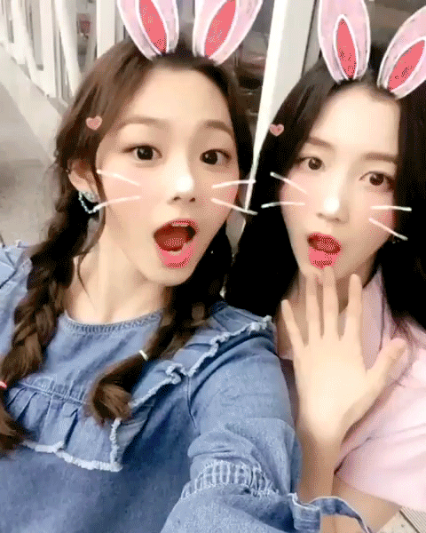 강미나에게 뽀뽀하는 하나.gif | 인스티즈