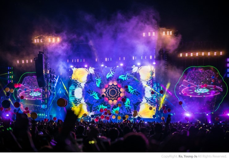일반적인 콘서트가 아닌 다른 우주에 와 있는듯한 느낌을 주는 콘서트 | 인스티즈
